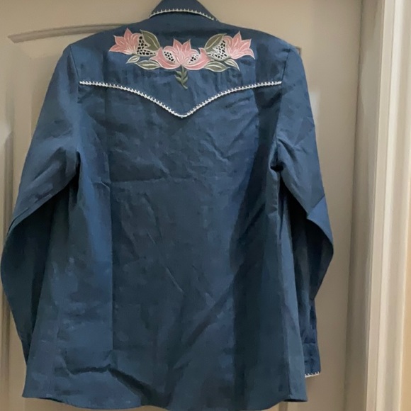 🌼CU Denim Embroidered Shirt - Picture 9 of 9